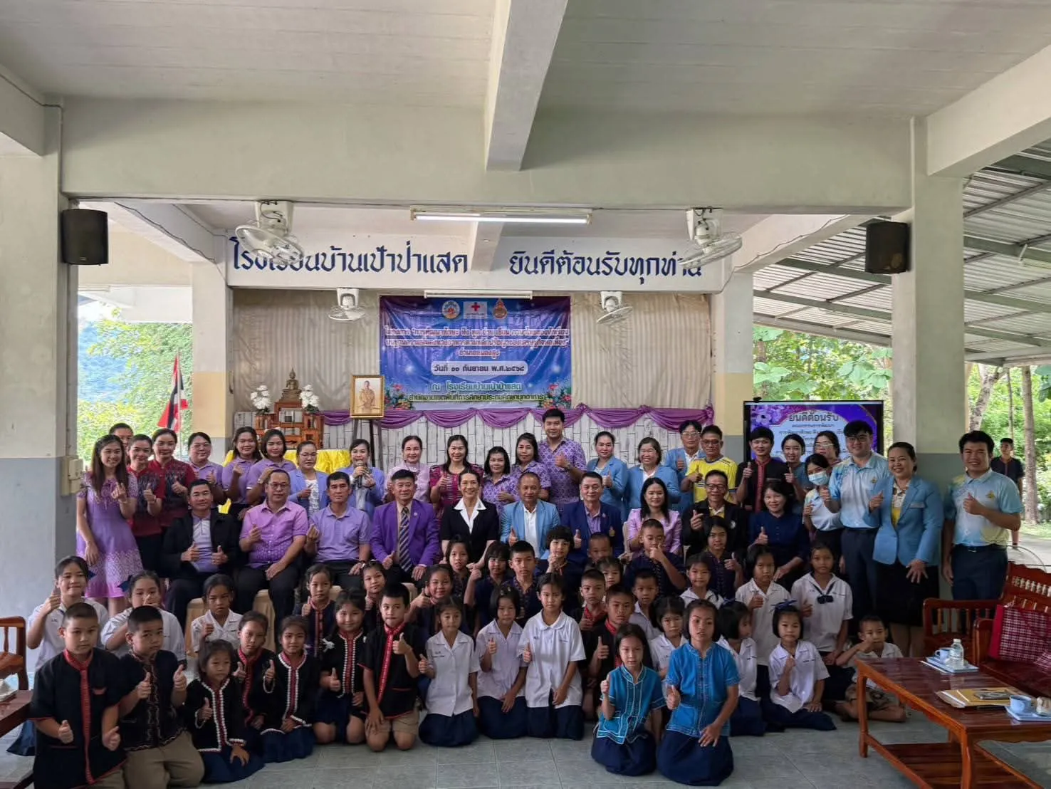 นายกเหล่ากาชาดจังหวัดมุกดาหาร ร่วมชมนิทรรศการการประเมินฯ และสร้างขวัญกำลังใจแก่โรงเรียนที่ร่วมโครงการพัฒนาทักษะฟังพูดอ่านเขียนภาษาไทยของนักเรียน