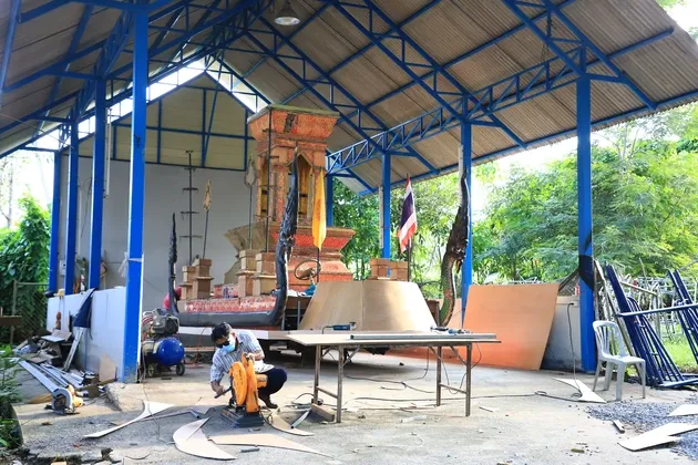 ชาวบ้านยะลา เร่งประดิษฐ์ เรือพระ สืบสานประเพณีชักพระ สร้างความสามัคคีในชุมชนวัดชมพูสถิต