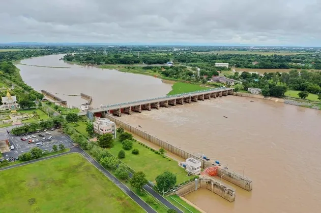 เขื่อนเจ้าพระยา ยังระบายน้ำอยู่ที่ ๒,๐๐๐ ลูกบาศก์เมตรต่อวินาที รองรับน้ำฝนและน้ำหลากจากตอนบนของประเทศ ส่งผลให้หลายพื้นที่ของจังหวัดชัยนาทได้รับผลกระทบ