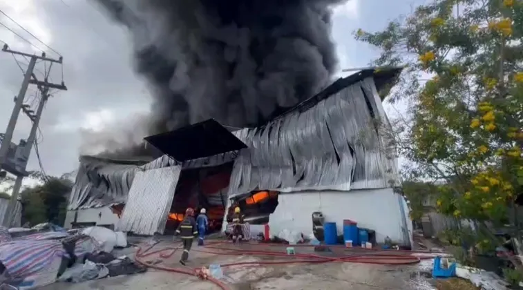 ไฟไหม้โกดังรีไซเคิลนอกนิคมฯ ระยอง ควันดำทั่วฟ้า – เจ้าหน้าที่คุมเพลิงได้ใน ๑ ชั่วโมง