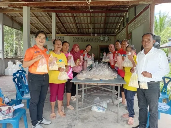 เกษตรอำเภอกันตัง จังหวัดตรัง ลงพื้นที่ถ่ายทอดความรู้การผลิตขยายเชื้อราไตรโครเดอร์มา และจุลินทรีย์สังเคราะห์แสง แก่เกษตรกร หมู่ที่ ๓ ตำบลกันตังใต้