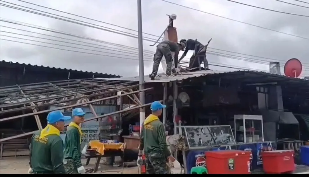 (มีคลิป) ทหารจิตอาสา กองพลทหารราบที่ ๗ เข้าช่วยรื้อถอน สิ่งปลูกสร้างร้านค้า ย่านถนนหนองฮ่อ ในตัวเมืองเชียงใหม่ ที่ถูกรถกระบะส่งน้ำดื่ม ชนเสาไฟฟ้าหักโค่น