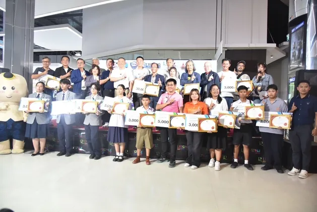 ผู้ว่าฯสุพรรณบุรี ประธานเปิดนิทรรศการภาพถ่าย และมอบรางวัลการประกวดภาพถ่าย น้องเหน่อ สะพายกล้องท่องสุพรรณบุรี เปิดมุมใหม่เมืองน่าเที่ยว