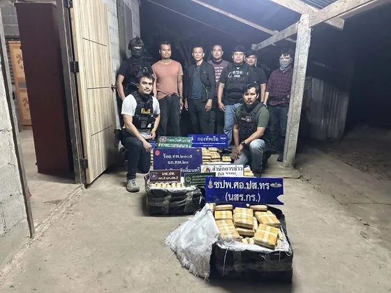 ยึดยาบ้า ๑.๖ ล้านเม็ด ซุกห้องน้ำบ้านพักที่มุกดาหาร ผู้ต้องหาหลบหนี เจ้าหน้าที่เชื่อโยงขบวนการค้ายาข้ามชาติ