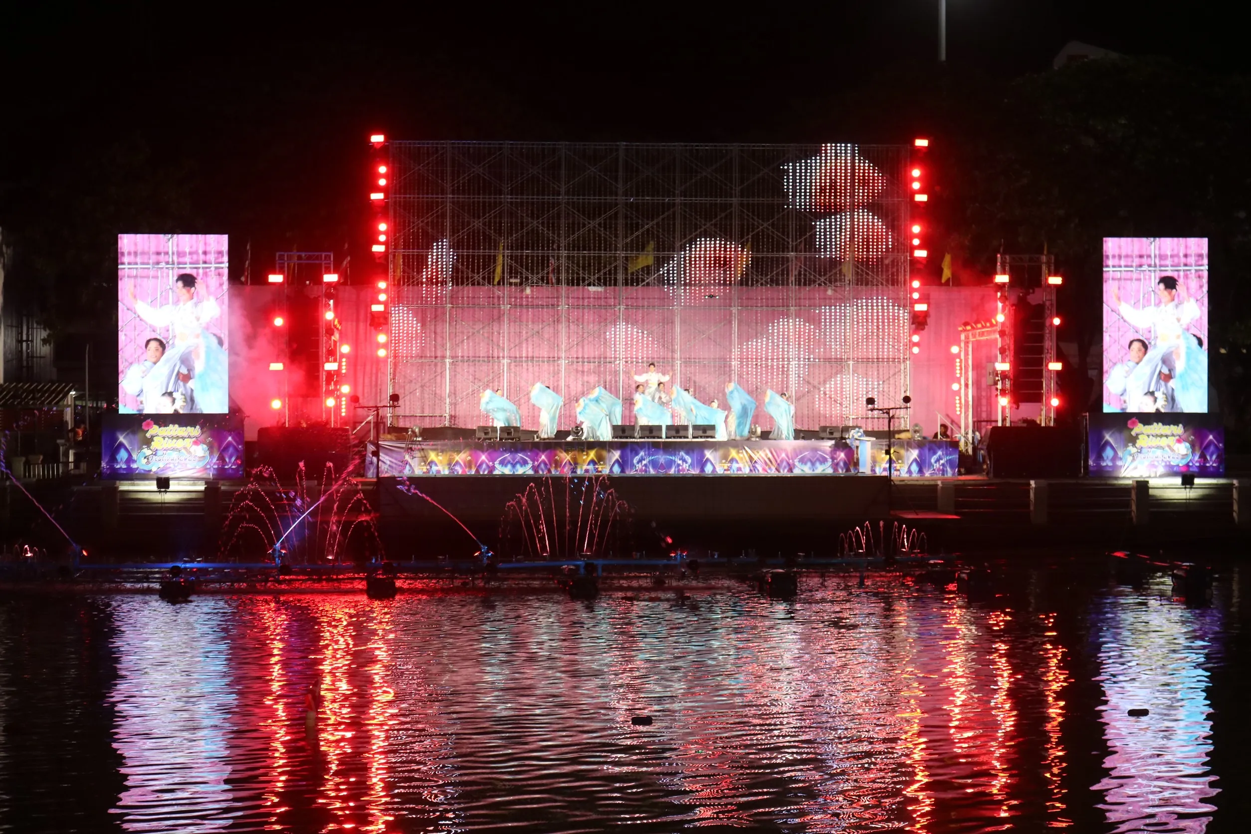 ปัตตานีเชิญท่องเที่ยว Pattani River Festival ๒๐๒๕ เนรมิตรริมแม่น้ำประดับไฟหลากสีสัน น้ำพุสีเปิดไฟระยิบระยับสวยงาม