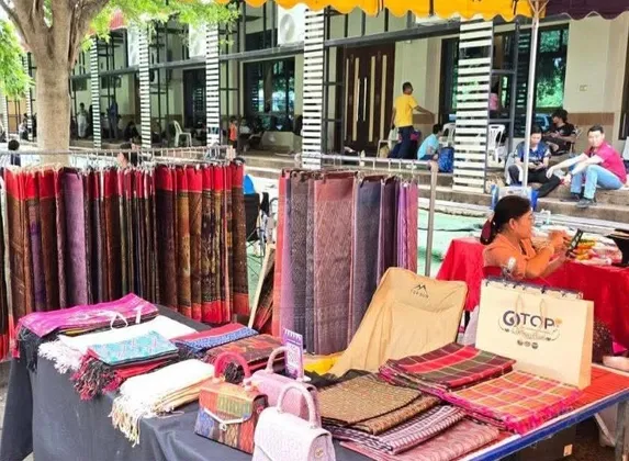 ผู้ประกอบการ OTOP บุรีรัมย์ นำสินค้า OTOP /สินค้าชุมชน จัดแสดงและจำหน่ายในการจัดแข่งขันเทควันโดบุรีรัมย์โอเพ่น ๒๐๒๕ TAEKWONDO BURIRAM OPEN ๒๐๒๕