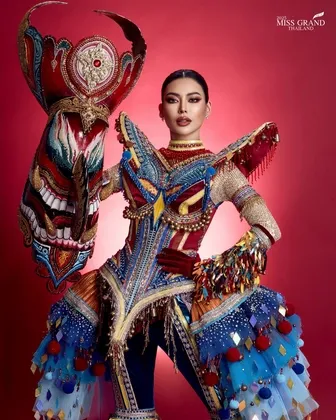 เปิดตัวชุดประจำชาติไทยของ กชเบล ศรัณย์รัชต์ ในการประกวด 𝗠𝗶𝘀𝘀 𝗚𝗿𝗮𝗻𝗱 𝗜𝗻𝘁𝗲𝗿𝗻𝗮𝘁𝗶𝗼𝗻𝗮𝗹 𝟮𝟬𝟮𝟱 🇹🇭 ชุด ผีตาโขน