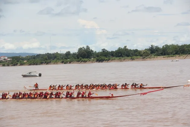 บรรยากาศการแข่งขันเรือยาวประเพณีบึงกาฬคึกคัก