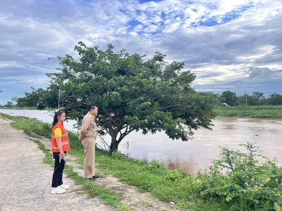 รองผู้ว่าราชการจังหวัดลพบุรี ลงพื้นที่ติดตามสถานการณ์น้ำในพื้นที่อำเภอบ้านหมี่ และอำเภอท่าวุ้ง พร้อมสั่งการเจ้าหน้าที่เตรียมความพร้อมตลอด ๒๔ ชั่วโมง