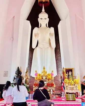 พุทธศาสนิกชนหลั่งไหลไปกราบสักการะคุณย่าโมที่วัดศาลาลอย พระอารามหลวง จ.นครราชสีมา กันเนืองแน่นแม้ฝนจะตกลงมา