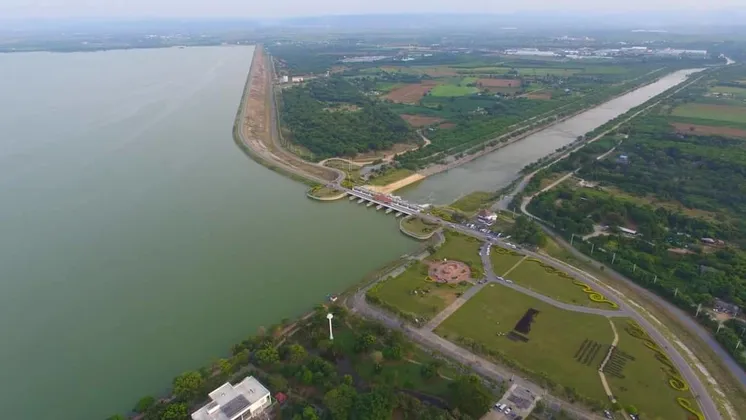 กรมชลประทาน เตือนประชาชนในพื้นที่ภาคกลางเฝ้าระวังฝนตกหนัก น้ำเหนือไหลหลาก และน้ำทะเลหนุนสูงตั้งแต่ระยะนี้ไปจนถึงปลายเดือนตุลาคมนี้ จากอิทธิพลร่องมรสุมพาดผ่าน