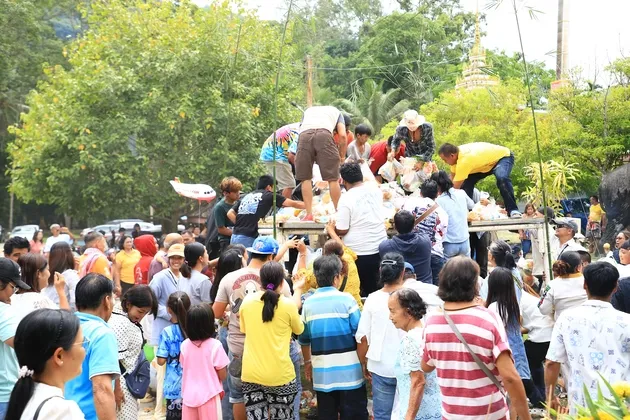 บรรยากาศ ประเพณี ชิงเปรต วันสารทเดือนสิบ