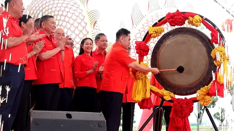 รมว.พม.วราวุธ เปิดงานประเพณีทิ้งกระจาดจังหวัดสุพรรณบุรี ประจำปี ๒๕๖๘