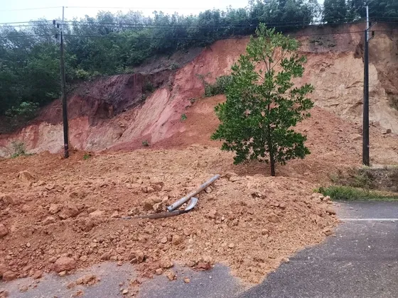 เกิดเหตุดินสไลด์ ปิดทับเส้นทางจราจรบนทางหลวงถนนเพชรเกษมหมายเลข ๔ ตอน กระบุรี-หงาว กม.๕๗๔+๑๐๐ บริเวณองค์การบริหารส่วนตำบลทรายแดง (อบต.ทรายแดง) ฝั่งขาเข้าตัวเมือง จังหวัดระนอง