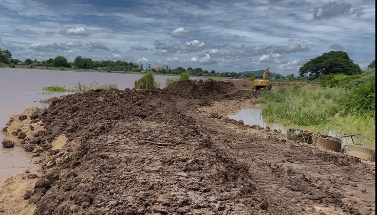 ชัยนาท เทศบาลตำบลโพนางดำออกเร่งทำคันดินป้องกันน้ำท่วม หลังเขื่อนเจ้าพระยาเพิ่มการระบายน้ำ