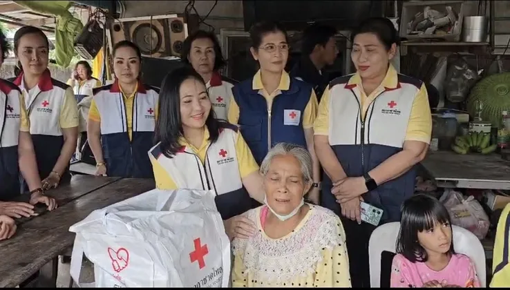 สภากาชาดไทยมอบชุดธารน้ำใจสภากาชาดไทยเพื่อผู้ประสบอุทกภัยพื้นที่อำเภอหล่มสัก จังหวัดเพชรบูรณ์