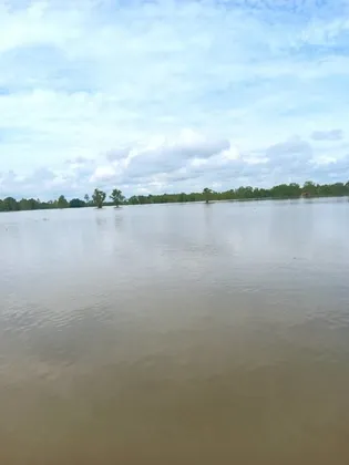 ผู้ว่าราชการจังหวัดอำนาจเจริญ ลงพื้นที่สำรวจน้ำท่วมริมลำเซบาย ซึ่งได้รับผลกระทบหลายหมู่บ้านรวมกว่า ๕ พันไร่ พร้อมกำชับหน่วยงานที่เกี่ยวข้องเร่งช่วยเหลือประชาชน