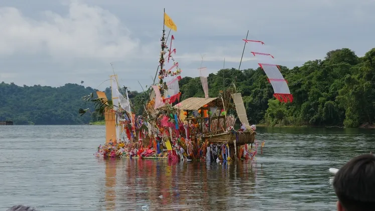 ประเพณีลอยเรือสะเดาะเคราะห์ของชาติพันธ์มอญสังขละบุรี เมืองแห่งวัฒนธรรมกับสายน้ำ ศรัทธาและความเชื่อ