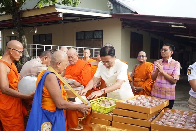พุทธศาสนิกชนชาวจังหวัดยโสธร ร่วมทำบุญตักบาตรพิธีบำเพ็ญกุศลอายุวัฒนมงคลครบ ๗๘ ปี พระเทพวงศาจารย์ (สำลี คุตฺตสีโล) และพิธีฉลองตราตั้งเจ้าคณะอำเภอเมืองยโสธร พระครูปริยัติวีรวงศ์
